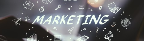 Person hält Stift über ein Notizbuch mit grafischer Darstellung einer Suchleiste und Symbolen, die Suche und Navigation symbolisieren.