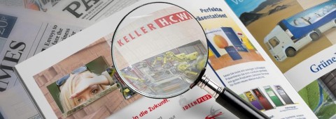 Mediaplanung bei Wrocklage Werbewerkstatt. Effektive Präsentation Ihrer Werbung in Print und Online. Lupe vergrößert Werbemotive auf verschiedenen Printprodukten. Im Hintergrund Zeitungen, Broschüren und ein Werbefahrzeug. Beispiel für Mediaplanung und visuelle Markenpräsentation durch Wrocklage Werbewerkstatt.
