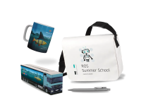 Bedruckte Werbemittel bestehend aus Tasse, Umhängetasche, Modell-LKW und Kugelschreiber mit individuellen Motiven