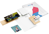 Geschäftsausstattung mit bedruckten Mappen, Visitenkarten, Briefpapier und Broschüren in abgestimmtem Corporate Design