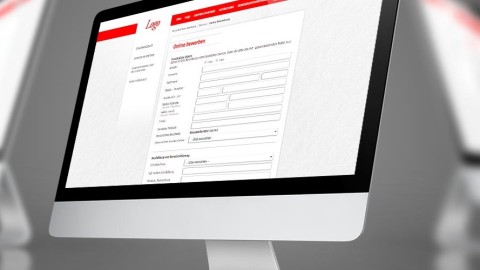 Monitor mit geöffnetem Online-Formular auf einer Website.