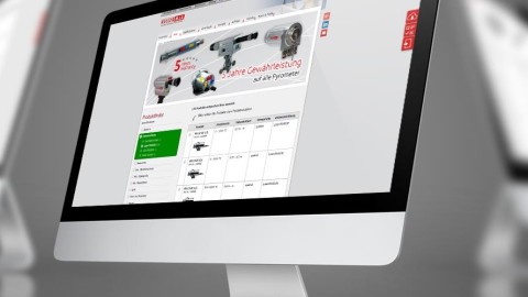 Monitor mit geöffneter Website eines Onlineshops für Werkzeuge.