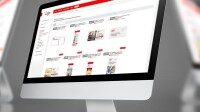 Monitor mit geöffneter Website, die eine Produktübersicht oder einen Online-Katalog zeigt.