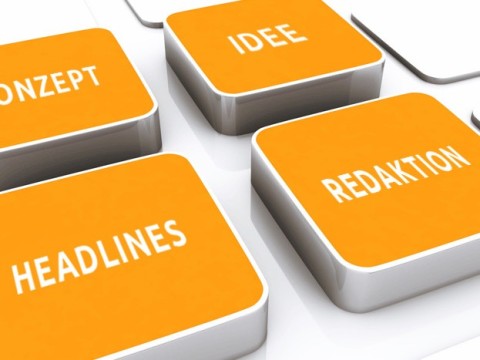 Vier orange Tasten mit den Begriffen Konzept, Idee, Headlines und Redaktion, Symbol für kreative Medienarbeit.