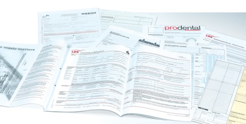 Offene Formulare, Symbol für Dokumentation und Informationsmaterial Mehrere offene Formulare auf einer weißen Fläche, Symbol für Dokumentation und Informationsmaterial.