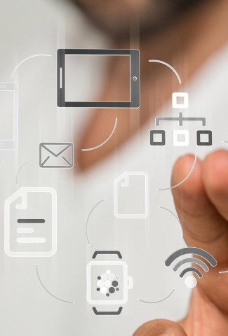 Hand tippt auf ein virtuelles Display mit Icons für E-Mail, WLAN, Tablet, Dokumente und Vernetzung.