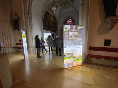 Zwei LED-Displays zeigen Infotafeln in der Kirche St. Agatha – perfekt sichtbar auch bei wenig Licht.