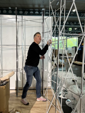 Oliver Unland von Wrocklage beim Aufbau des Messestands an der Konstruktion des Systems