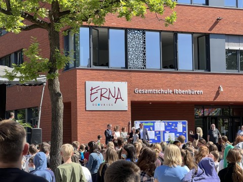 Neues Logo und neue Webseite für die Erna-de-Vries-Gesamtschule – gestaltet von der Werbewerkstatt Wrocklage Feierliche Einweihung der Erna-de-Vries-Gesamtschule mit neuem Logo und Webdesign von der Werbewerkstatt Wrocklage