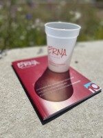 Bedruckter Kunststoffbecher mit ERNA-Schullogo auf Infomaterial – designt und produziert von Wrocklage Werbewerkstatt