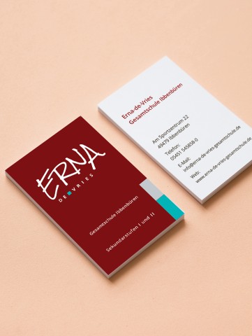 Visitenkarten im neuen Corporate Design der Erna-de-Vries-Gesamtschule – gestaltet von der Werbewerkstatt Wrocklage Zwei Visitenkarten der Erna-de-Vries-Gesamtschule mit neuem Logo und Farbwelt, umgesetzt von der Werbewerkstatt Wrocklage