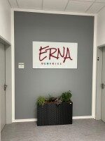 Eingangsbereich der Schule mit montiertem Acrylschild und ERNA-Logo – hochwertiges Werbemittel von Wrocklage Werbewerkstatt