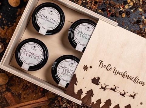 Edles Geschenkset mit Chai Tee, Glühwein- und Lebkuchengewürz in Holzbox mit Frohe-Weihnachten-Gravur
