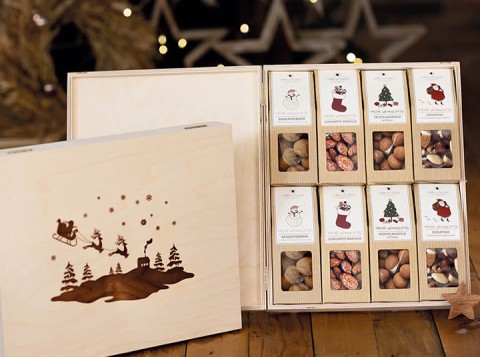 Offene Holzbox mit zwölf winterlichen Nuss-Arrangements und weihnachtlichem Motiv als Firmenpräsent