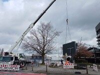 Kran hebt LED-Outdoor Video-Wall an das Gebäude der Firma Piepenbrock in Osnabrück