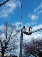 Kran bei der Montage der Outdoor Video-Wall bei Piepenbrock – der LED-Mast wird in Position gebracht