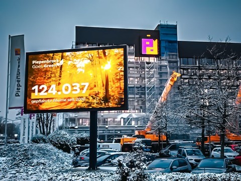 LED Display vor Piepenbrock Zentrale mit Baumzähleranzeige Digitales LED Display auf dem Firmengelände zeigt Baumzähler von Piepenbrock