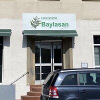 Werbeschild aus Aluminiumverbundplatte (300x100 cm) mit 4/0-farbigem Druck und glänzendem UV-Lack für das Lebensmittelgeschäft Baylasan in Ibbenbüren