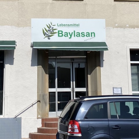 Alu-Verbundschild für das Lebensmittelgeschäft Baylasan in Ibbenbüren – 300x100 cm Werbeschild aus Aluminiumverbundplatte (300x100 cm) mit 4/0-farbigem Druck und glänzendem UV-Lack für das Lebensmittelgeschäft Baylasan in Ibbenbüren