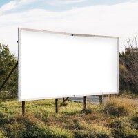 Leere Bandenwerbung auf Sportplatz am Stadtrand Leeres Werbebanner auf Metallrahmen vor einem Fußballfeld am Stadtrand, bereit für individuelle Gestaltung