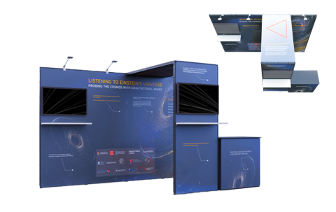 Blauer Messestand mit Texten und Grafiken zu Einsteins Universum, zwei großen Bildschirmen und moderner Beleuchtung, Präsentation in Potsdam.