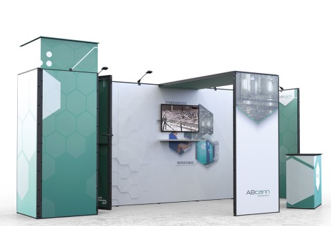 Moderner Messestand mit grünen und weißen Wänden, Monitor und Informationsgrafiken, Branche Medizin.