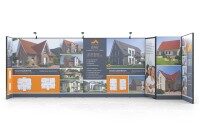 Messestand der Immobau Georgsmarienhütte mit Wohnbauprojekten und Grundrissen. Gebogener Messestand mit Fotos von Wohnhäusern, Grundrissplänen und Informationen zur Immobau Georgsmarienhütte, Branche Bau und Wohnen.