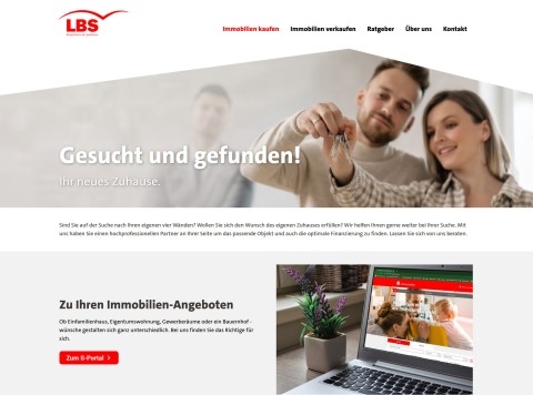 Startseite der neuen Website der LBS-Immo Sachsen mit jungem Paar bei Schlüsselübergabe und Laptop mit Immobilienportal