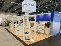 Blick auf den SanaFactur-Messestand auf dem Deutschen Wundkongress in Bremen mit LED-Deckenelementen, individuellen Design-Displays und vielfältigen Werbemitteln zur Unternehmenspräsentation