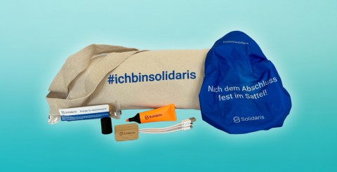 Solidaris Werbemittel zur Mitarbeitergewinnung – praktisches Messe-Set für junge Talente Solidaris Werbemittel-Set für die gezielte Mitarbeitergewinnung auf Jobmessen mit Tasche, Fahrradabdeckung, USB-Kabel, Textmarker und Energy Riegel