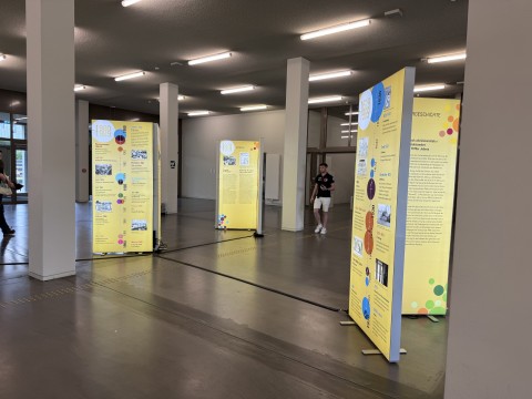LED-Säulen-Installation der Universität Osnabrück zum Jubiläum in der Bibliothek Westerberg Mehrere LED-Säulen mit historischen Informationen stehen in der Osnabrücker Bibliothek Westerberg