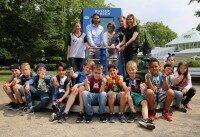 Kindergruppe mit Neven Subotic vor Multimedia-Station im Westfalenpark Dortmund.
