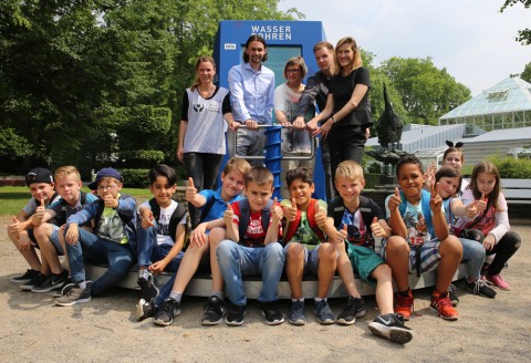 Kindergruppe mit Neven Subotic vor Multimedia-Station im Westfalenpark Dortmund.