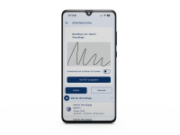Hand hält Smartphone mit geöffneter App zur Zeiterfassung vor unscharfem Bergpanorama im Hintergrund.