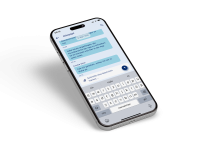Hand mit Smartphone zeigt geöffnete App mit Postfach- und Chatfunktionen, Berglandschaft unscharf im Hintergrund.