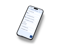 Hand hält Smartphone mit App-Oberfläche, auf der Aufgabenverwaltung sichtbar ist, vor einer Berglandschaft im Hintergrund.