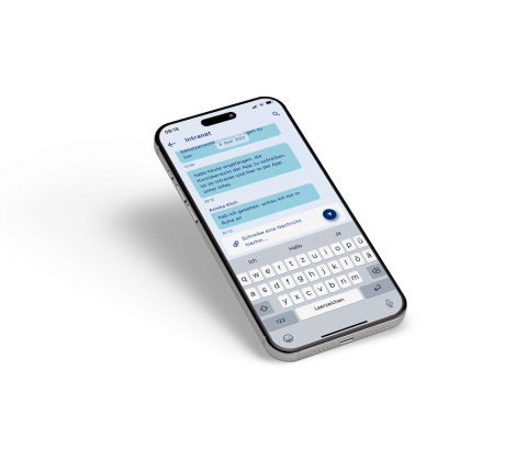 Smartphone mit geöffneter Chat- und Postfach-App, Nachrichtenverlauf und Tastatur zur Texteingabe sichtbar.