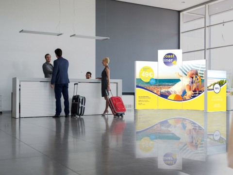 Check-in Bereich am Flughafen mit Leuchtwand-Werbung in buntem Design