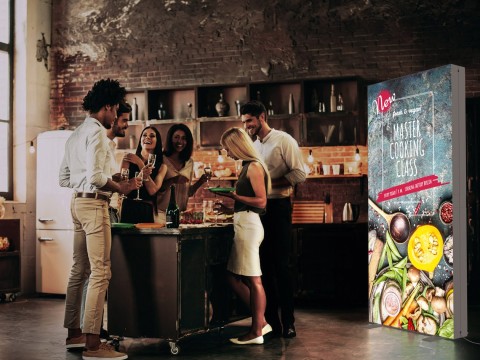 Barbereich mit LED-Leuchtwand im Comic-Design und moderner Wandgestaltung