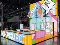 Farbenfroher Messestand PIXLIP GO mit LED-Leuchtwänden und Sitzbereichen auf einer Messe