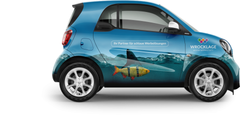 Fahrzeugbeschriftung – Kreatives Design für Smart Auto von Wrocklage Werbewerkstatt Kreative Fahrzeugbeschriftung auf einem Smart Auto mit Fisch-Design – umgesetzt von Wrocklage Werbewerkstatt