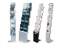 Vier verschiedene Prospektständer in modernen Designs, bestückt mit Katalogen und Broschüren