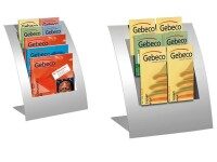 Zwei Tischprospektständer aus Metall, bestückt mit bunten Broschüren und Katalogen der Marke Gebeco
