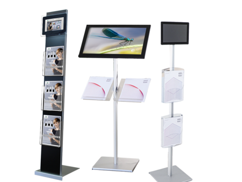 Digitale Prospektständer mit Monitor – moderne Infodisplays für Messen und Verkaufsräume Drei verschiedene Prospektständer mit integriertem Bildschirm und Prospekthaltern, geeignet für digitale Präsentationen und Printmaterial