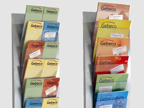 Wand-Prospektständer – platzsparende Broschürenhalter für Flyer und Kataloge Zwei Wand-Prospektständer aus Metall, bestückt mit bunten Gebeco Broschüren in verschiedenen Farben