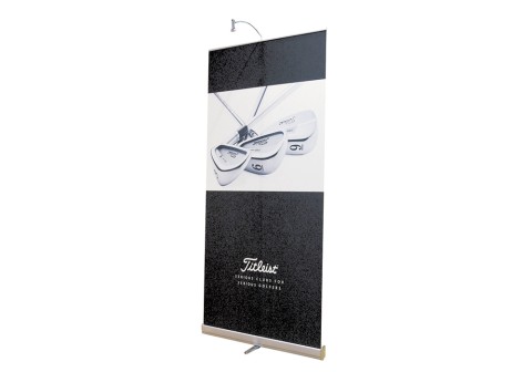 Titleist Golf Schläger Roll-Up Banner Expand mediascreen – exklusive Golf-Werbung für Profis Roll-Up Banner Expand mediascreen mit Darstellung von Titleist Golfschlägern in Nahaufnahme, elegantes Schwarz-Weiß-Design