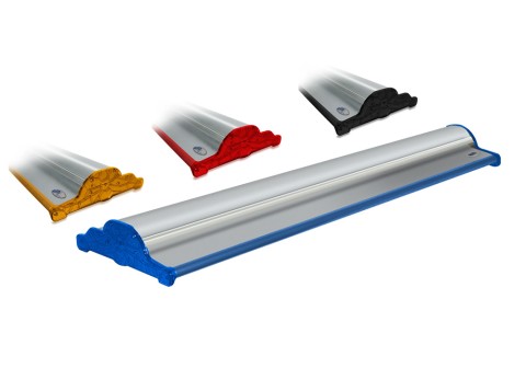 Vier Roll-Up-Kassetten in verschiedenen Farben: Blau, Rot, Gelb und Schwarz.