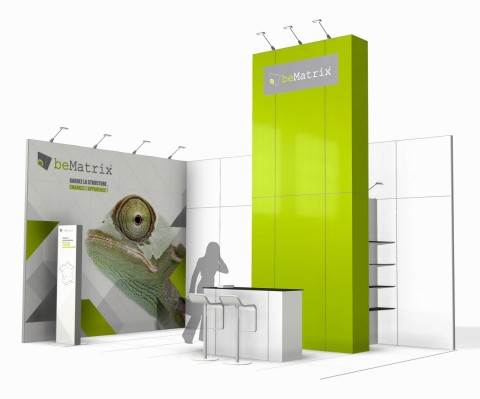 Messestand mit beMatrix Logo, grüne Säule, Tische und Stühle