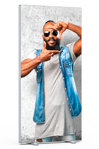 Roll-Up Banner mit Model – individuelles Werbedisplay für Events und Shops Roll-Up Banner mit einem Mann, der eine Sonnenbrille trägt und ein Tuch präsentiert, auf grauem Hintergrund