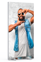 Roll-Up Banner mit einem Mann, der eine Sonnenbrille trägt und ein Tuch präsentiert, auf grauem Hintergrund